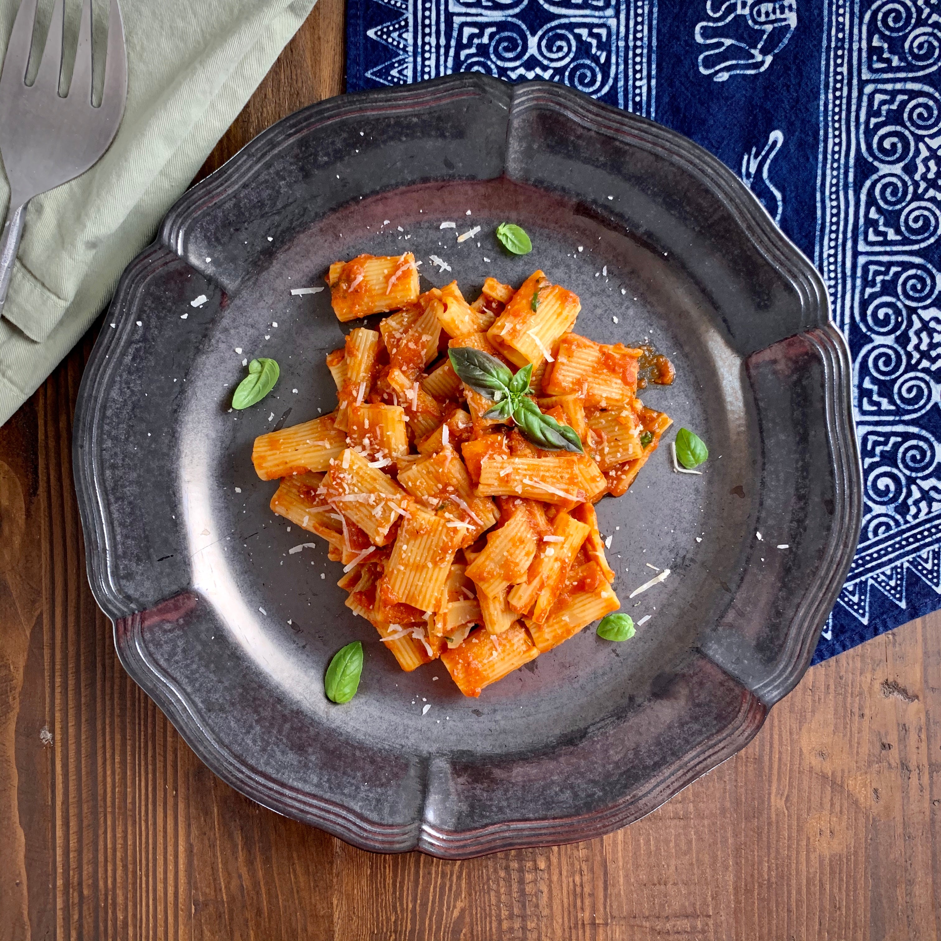 picture of slow-cooked spaghetti sauce on a plate